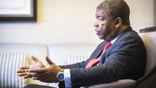 Днес е сложен край на 38 годишното управление на Жозе Едуардо дош