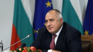 Президентът се дистанцира от всички основни политически сили и в