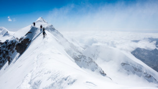 През 2023 г повече от 600 алпинисти са достигнали връх