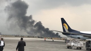 Пътнически самолет се е разбил на международното летище в непалската