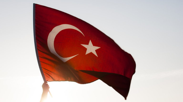 Кола бомба рани 8 полицаи в Турция