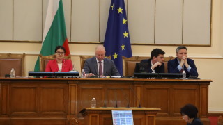 Депутатите приеха без дебати проект на решение за избиране на