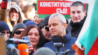 Партия Възраждане излезе на протест пред Българската народна банка БНБ