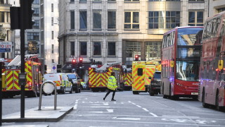 Един човек е застрелян докато полицията в Лондон се справя