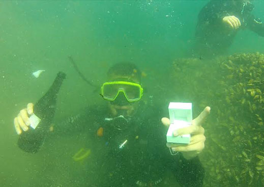 DJ Дончо стана съучастник в подводен годеж (СНИМКИ)