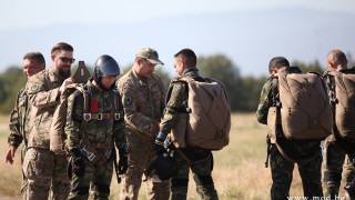 Наши спецчасти тренират скокове с парашути заедно с военни от САЩ