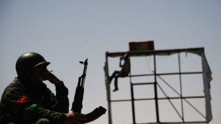 НАТО бомбардира Триполи, бунтовниците напредват