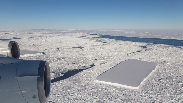 Необичаен айсберг с правоъгълна форма се е откъснал от ледовете