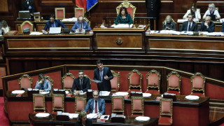 Италия провежда референдум през септември за намаляване на броя на законодателите