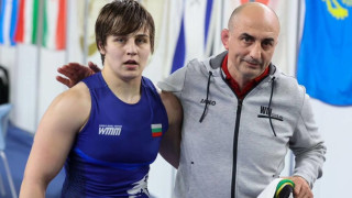Юлияна Янева европейска шампионка и носителка на световната купа празнува
