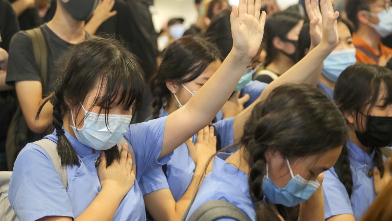 Над 1000 души се събраха на протест под дъжда в Хонконг