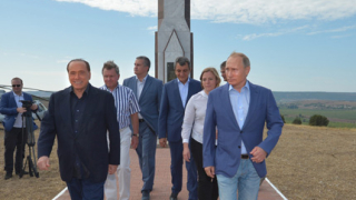 Путин и Берлускони се поразходиха из Крим