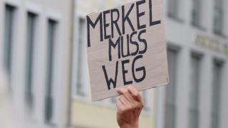 Ругатни за канцлера в Дрезден, крещят "Меркел трябва да си ходи" и "предател"