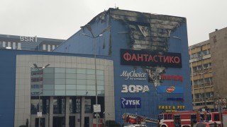 Горя фасадата на столичен мол