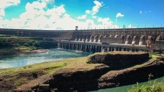 Язовирът Итайпу разположен на река Парана по бразилско парагвайската граница е