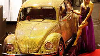 Позлатен VW Beetle се появи на луксозно изложение в Румъния
