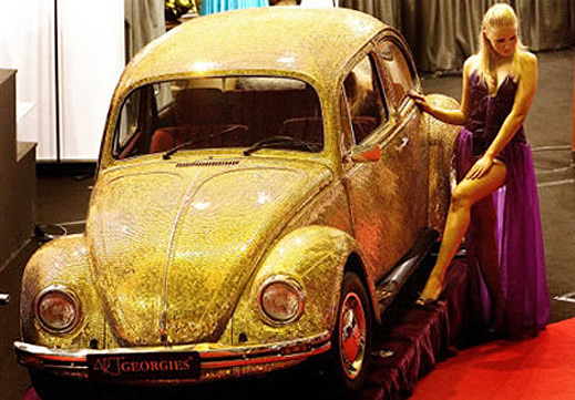 Позлатен VW Beetle се появи на луксозно изложение в Румъния