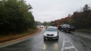 Временно ограничават движението на камиони над 12 т по път