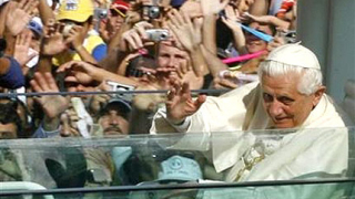 Бенедикт XVI се качи за първи път на папамобила