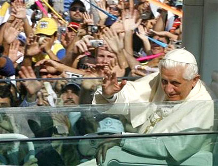 Бенедикт XVI се качи за първи път на папамобила