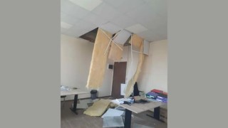 Срутил се е окаченият таван на бившето училище в село