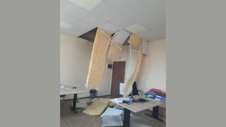 Срути се таванът в кметството в село Анево