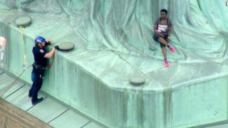 Жена се покачи на Статуята на свободата