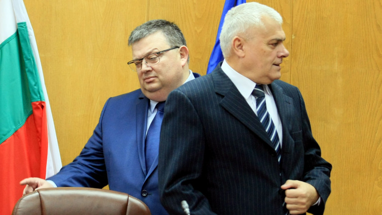 Пешеходните пътеки - редки, изтрити, по-малки или пък оранжеви