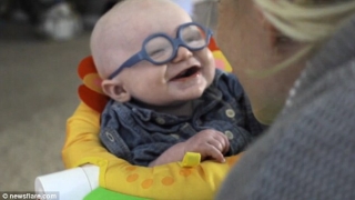  Умилително! Бебе - албинос вижда за първи път майка си (ВИДЕО)