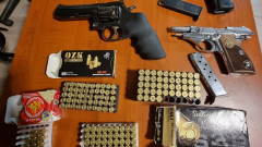 6 пистолета, 2 револвера и патрони скри турски тираджия в сак на граничен пункт Лесово