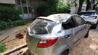 Дърво е паднало върху паркиран лек автомобил в района на