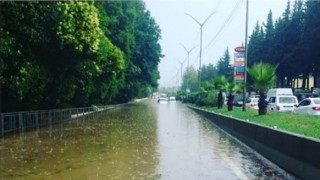 Пороен дъжд потопи части от Сочи часове преди началото на