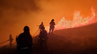 Евакуират граждани заради бързо разрастващ се пожар до Сан Франциско