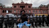 Фенове и полиция се биха по време на поклонението на Марадона