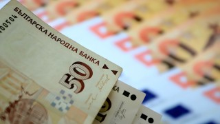 Около 550 млн броя евробанкноти и 880 млн броя евромонети