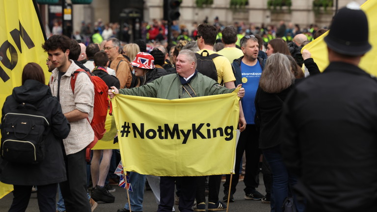 Полицията на Обединеното кралство изрази вчера съжаление, че антимонархическите демонстранти,