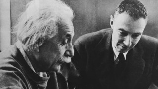 Филмът Опенхаймер на Кристофър Нолан е биографичен филм за Дж Робърт