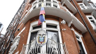 Британски министър нарече Джулиан Асандж нещастен малък червей след като