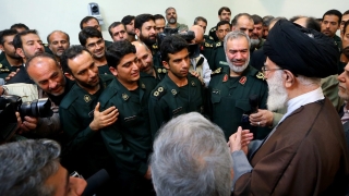 Иран връчи медали на военните, задържали американските моряци