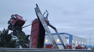Каскада на АМ "Тракия": Камион се изправи вертикално