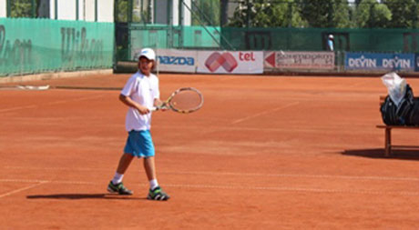 Деря Яхе на финал, Адриан Андреев отпадна