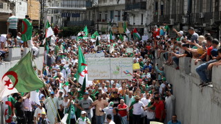 Поредни многохилядни протести се проведоха в Алжир днес съобщиха световните
