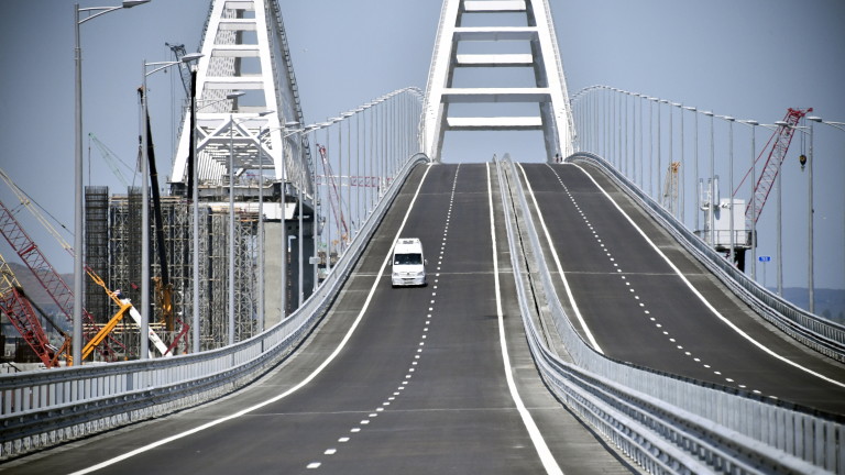 Временно спряха и възстановиха движението по Кримския мост