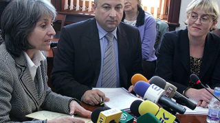 Дават на прокурор договори на експравосъдния министър