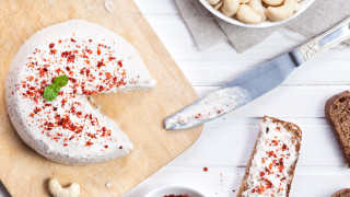 Съществува и вeган сирене което може да се приготви от