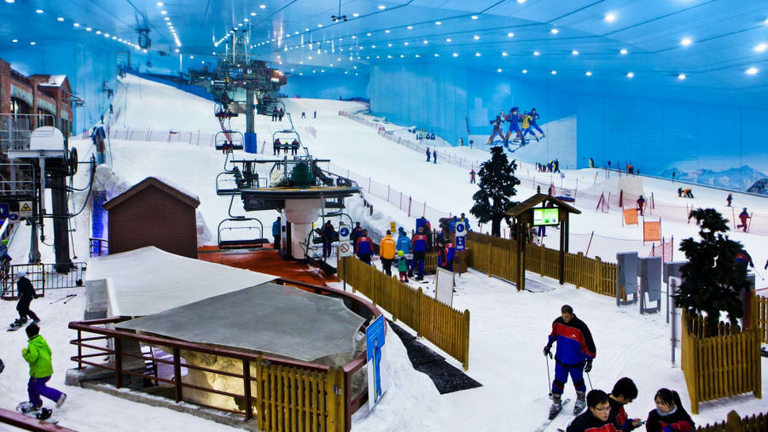 Разположеният в мол Ski Dubai е първият закрит снежен център в Близкия изток