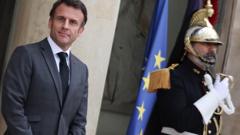 По-късно в неделя френският президент Еманюел Макрон ще бъде домакин