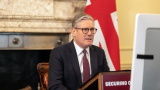 Британският премиер Кийр Стармър обяви че нетната миграция към Обединеното