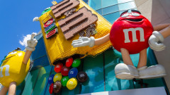 Икономика зад цветовете: Защо M&M's сменя някои от емблематичните си нюанси и каква е цената на промяната