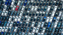 Продажбите на нови автомобили в ЕС растат с 0,9% от началото на 2025 г., но пазарният дял на "електричките" остава под очакванията